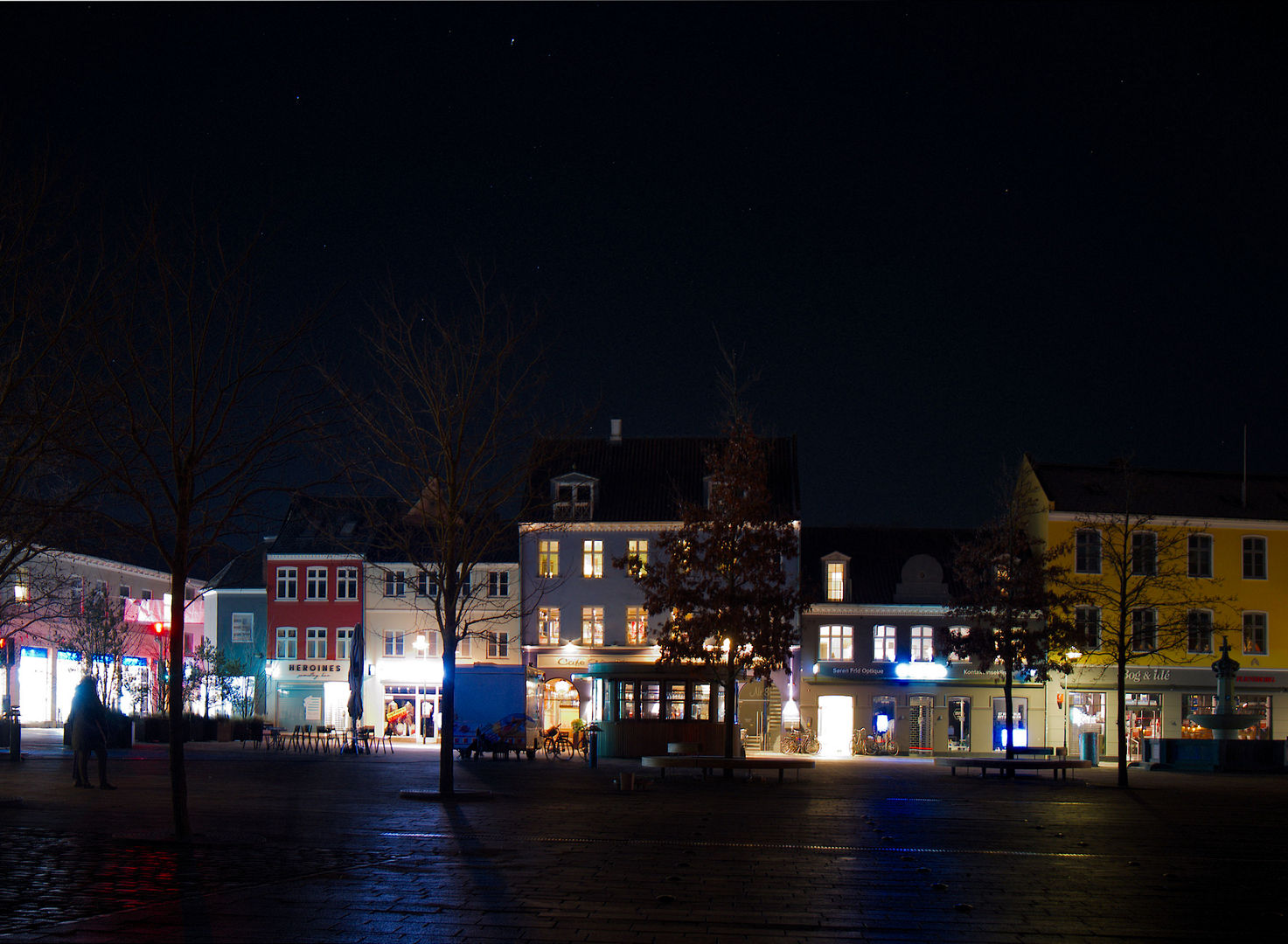 Billed 15-Mørkt torv under stjernehimmelen